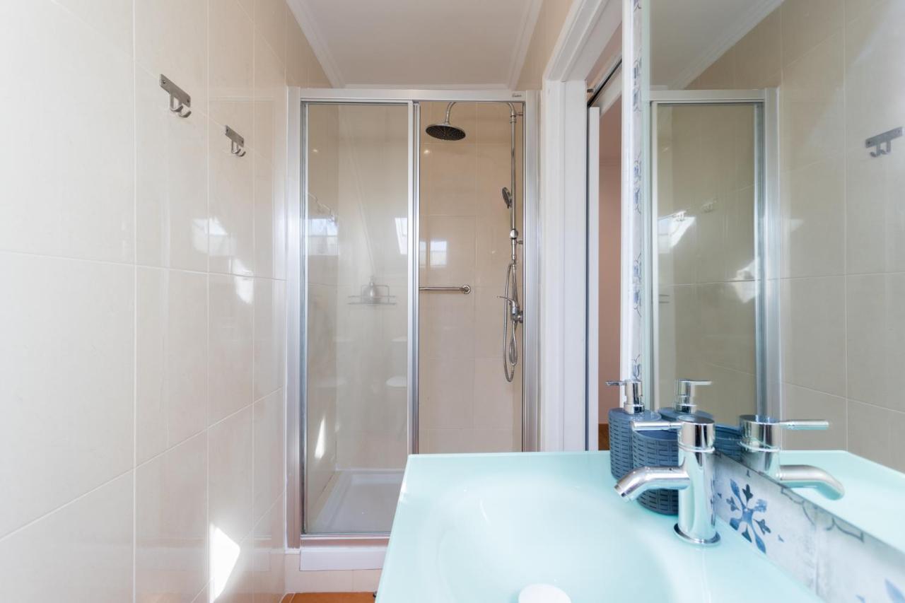 Rato Cozy 3Br W/Balcony - By Lu Holidays Lägenhet Lisboa Exteriör bild
